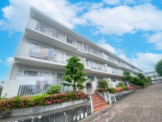 爽やかな青空の下に贅沢なほどに降り注ぐ陽光、豊かな居住性と、クオリティが見事に調和した住空間は、住まうことの喜びを感じさせてくれ