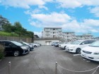 敷地内駐車場もございます。空き状況等はお気軽にお問い合わせください。