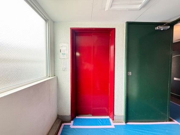 エレベーター付きのマンションです。