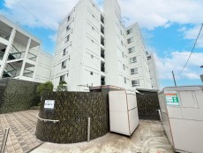爽やかな青空の下に贅沢なほどに降り注ぐ陽光、豊かな居住性と、クオリティが見事に調和した住空間は、住まうことの喜びを感じさせてくれ