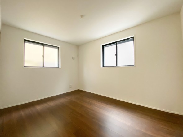 フローリングの部屋は清潔感があり、日々のお掃除も楽で助かりますね！