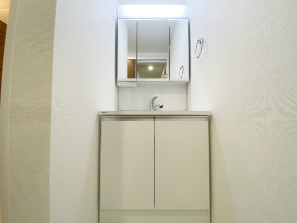 十分な大きさの洗面台は、身だしなみチェックや歯磨きなど、朝の慌ただしい時間でも余裕とゆとりを感じて頂けます。