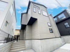 爽やかな青空の下に贅沢なほどに降り注ぐ陽光、豊かな居住性と、クオリティが見事に調和した住空間は、住まうことの喜びを感じさせてくれ