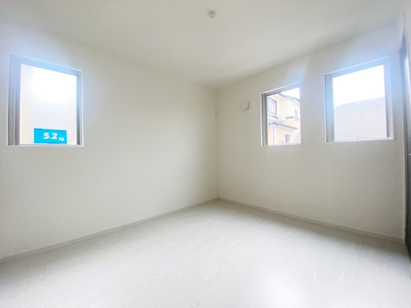 フローリングの部屋は清潔感があり、日々のお掃除も楽で助かりますね！