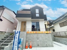 爽やかな青空の下に贅沢なほどに降り注ぐ陽光、豊かな居住性と、クオリティが見事に調和した住空間は、住まうことの喜びを感じさせてくれ