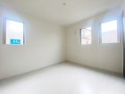 フローリングの部屋は清潔感があり、日々のお掃除も楽で助かりますね！