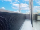 日差しの差し込むバルコニー