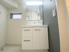 十分な大きさの洗面台は、身だしなみチェックや歯磨きなど、朝の慌ただしい時間でも余裕とゆとりを感じて頂けます。