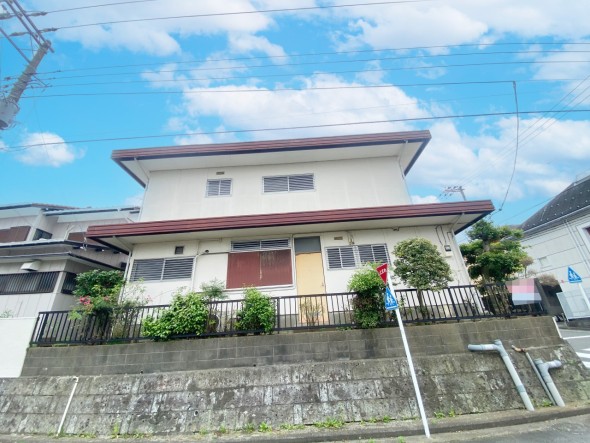 爽やかな青空の下に贅沢なほどに降り注ぐ陽光、豊かな居住性と、クオリティが見事に調和した住空間は、住まうことの喜びを感じさせてくれ