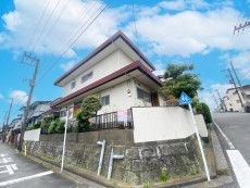 爽やかな青空の下に贅沢なほどに降り注ぐ陽光、豊かな居住性と、クオリティが見事に調和した住空間は、住まうことの喜びを感じさせてくれ