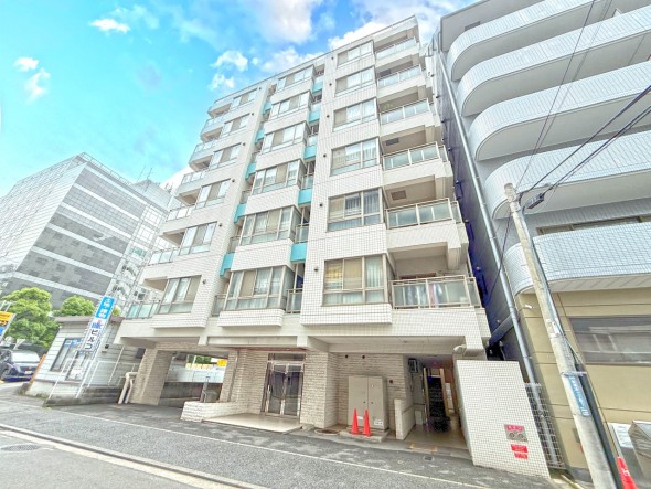 マンション外観。生活利便性に優れた立地環境。