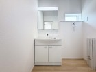 真っ白な洗面台で、気持ちの良い朝を迎えられそうです。