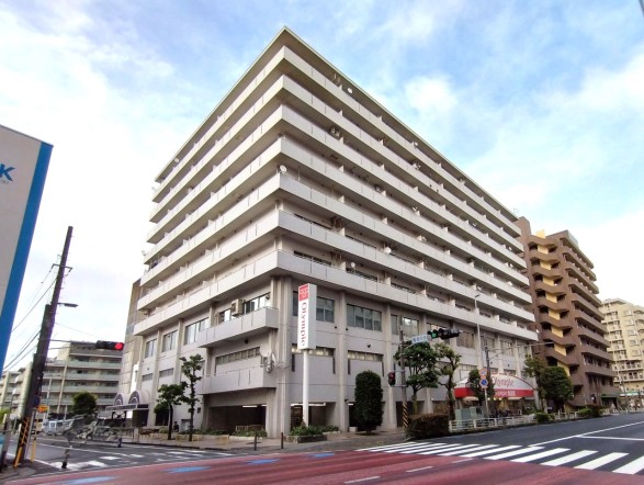 爽やかな青空の下に贅沢なほどに降り注ぐ陽光、豊かな居住性と、クオリティが見事に調和した住空間は、住まうことの喜びを感じさせてくれ