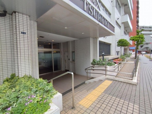 お客様をお迎えする玄関は落ち着いた雰囲気。帰り着くたびに洗練されたテイストの空間に迎えられ誇りと喜びを感じる玄関まわりです。