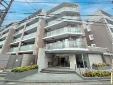 爽やかな青空の下に贅沢なほどに降り注ぐ陽光、豊かな居住性と、クオリティが見事に調和した住空間は、住まうことの喜びを感じさせてくれ
