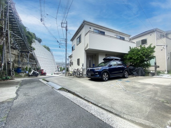 前面道路は車通りの少ない道です。