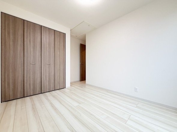 フローリングの部屋は清潔感があり、日々のお掃除も楽で助かりますね！