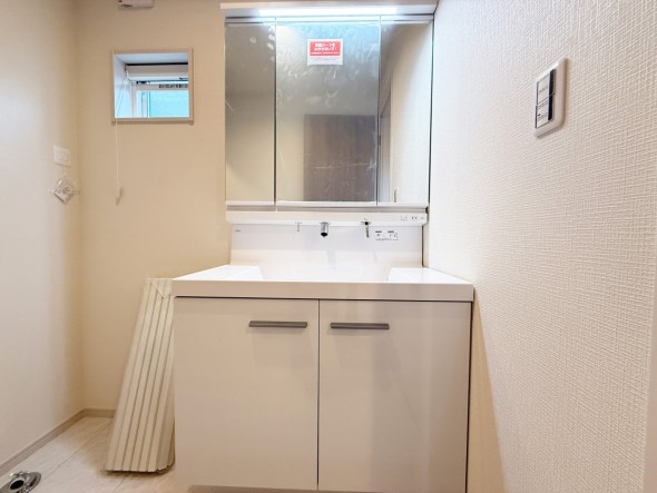 十分な大きさの洗面台は、身だしなみチェックや歯磨きなど、朝の慌ただしい時間でも余裕とゆとりを感じて頂けます。