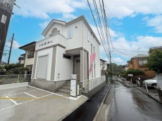 爽やかな青空の下に贅沢なほどに降り注ぐ陽光、豊かな居住性と、クオリティが見事に調和した住空間は、住まうことの喜びを感じさせてくれ