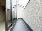 気持ちのいい空が見渡せる広いバルコニー。