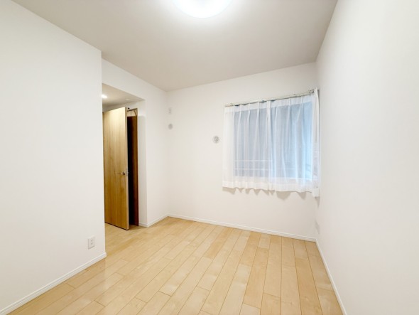 フローリングの部屋は清潔感があり、日々のお掃除も楽で助かります。