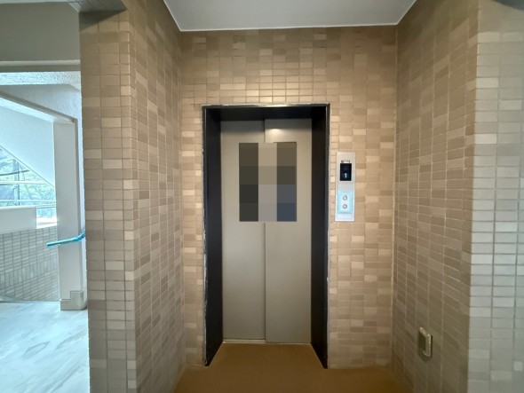 エレベーター付きのマンションです。
