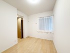 フローリングの部屋は清潔感があり、日々のお掃除も楽で助かります。