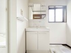 真っ白な洗面台で、気持ちの良い朝を迎えられそうです。