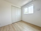 洋室4.5帖。フローリングの部屋は清潔感があり、日々のお掃除も楽で助かります。
