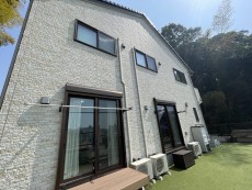 爽やかな青空の下に贅沢なほどに降り注ぐ陽光、豊かな居住性と、クオリティが見事に調和した住空間は、住まうことの喜びを感じさせてくれ