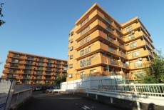爽やかな青空の下に贅沢なほどに降り注ぐ陽光、豊かな居住性と、クオリティが見事に調和した住空間は、住まうことの喜びを感じさせてくれ