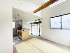 家族と過ごすひと時を優しく包み込むリビングダイニング。