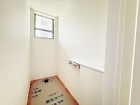 ウォシュレット機能付きトイレが入ります。