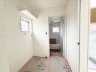洗濯機置場の横に洗面台が入ります。