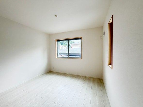 フローリングの部屋は清潔感があり、日々のお掃除も楽で助かりますね！