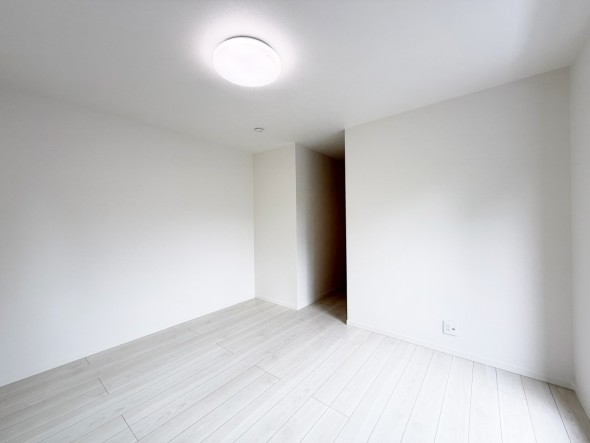 一日の疲れをいやしてくれる主寝室。時を忘れて過ごす場所として過ごせるお部屋です。
