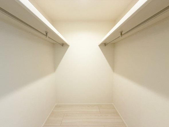 たっぷり入るウォークインクローゼットは奥行きがあるのでたくさん収納できます。