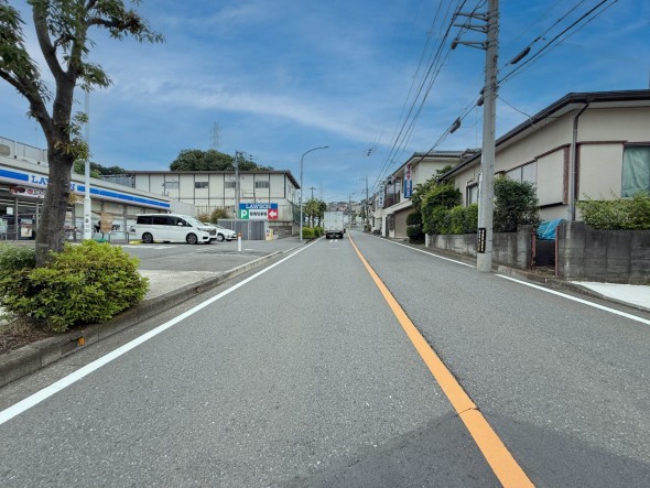 整備された前面道路です。