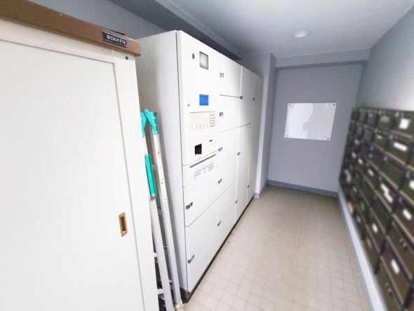 宅配ボックスがあるためご不在時であってもお帰りの際に大きな荷物をお受け取りいただけます。