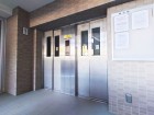 エレベーター付きのマンションです。