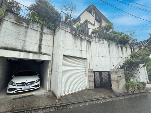爽やかな青空の下に贅沢なほどに降り注ぐ陽光、豊かな居住性と、クオリティが見事に調和した住空間は、住まうことの喜びを感じさせてくれ