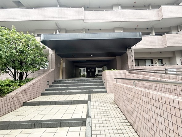 お客様をお迎えする玄関は落ち着いた雰囲気。帰り着くたびに洗練されたテイストの空間に迎えられ誇りと喜びを感じる玄関まわりです。