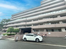 爽やかな青空の下に贅沢なほどに降り注ぐ陽光、豊かな居住性と、クオリティが見事に調和した住空間は、住まうことの喜びを感じさせてくれ