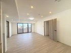 自然光が入りやすい明るいダイニング。