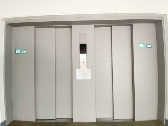 エレベーター付きのマンションです。