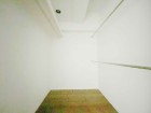 たっぷり入るウォークインクローゼットは奥行きがあるのでたくさん収納できます。