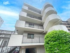 マンション外観。生活利便性に優れた立地環境。