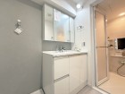 十分な大きさの洗面台は、身だしなみチェックや歯磨きなど、朝の慌ただしい時間でも余裕とゆとりを感じて頂けます。