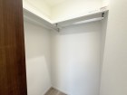 たっぷり入るウォークインクローゼットは奥行きがあるのでたくさん収納できます。