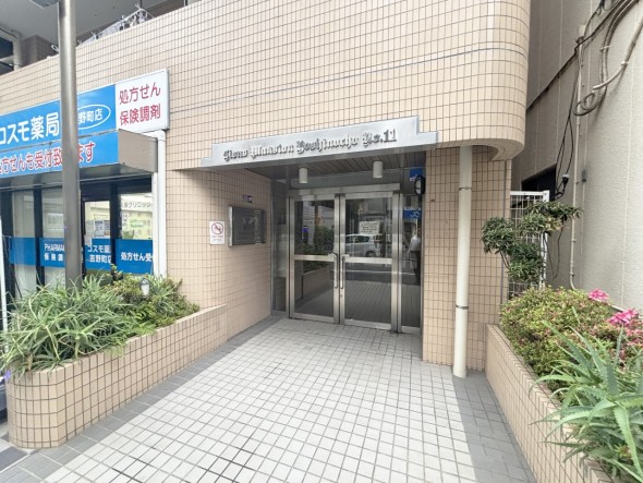 お客様をお迎えする玄関は落ち着いた雰囲気。帰り着くたびに洗練されたテイストの空間に迎えられ誇りと喜びを感じる玄関まわりです。